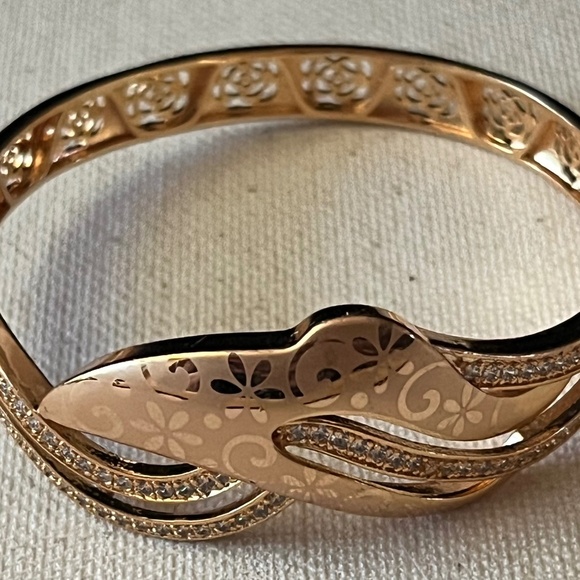 Gold-Tone Hinged Bangle Bracelet – Cutout Floral & Crystal Design - Picture 4 of 4